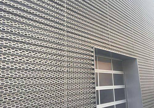 光影交织的守护者 酒店外墙冲孔铝板与生活中的正能量共振
